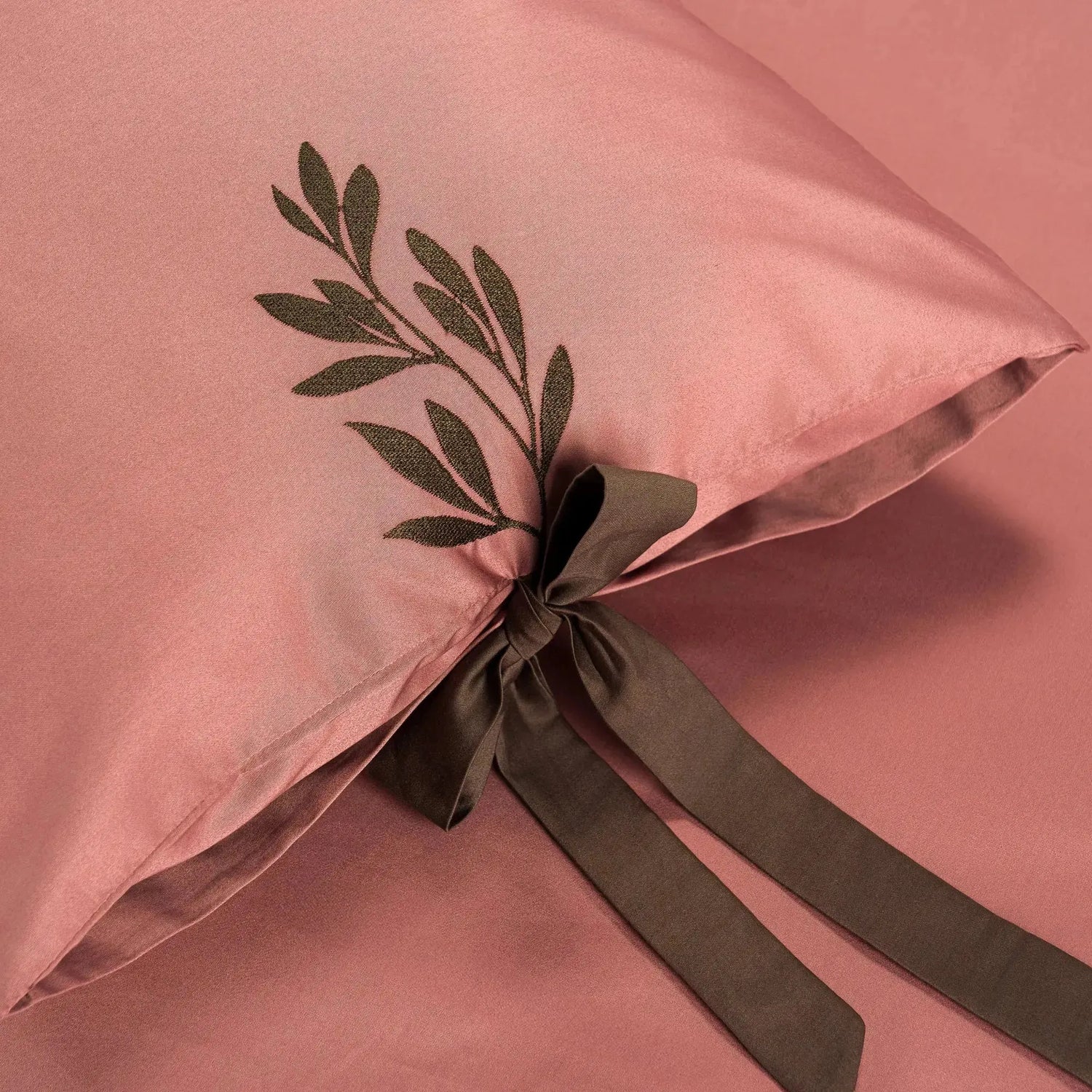 Textură fină a bumbacului natural și broderie maro pe lenjeria de pat Rapunzel roz satinată, ideală pentru dormitor
