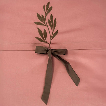 Detaliu brodat pe lenjerie din bumbac 100% natural satinat roz Rapunzel cu funde