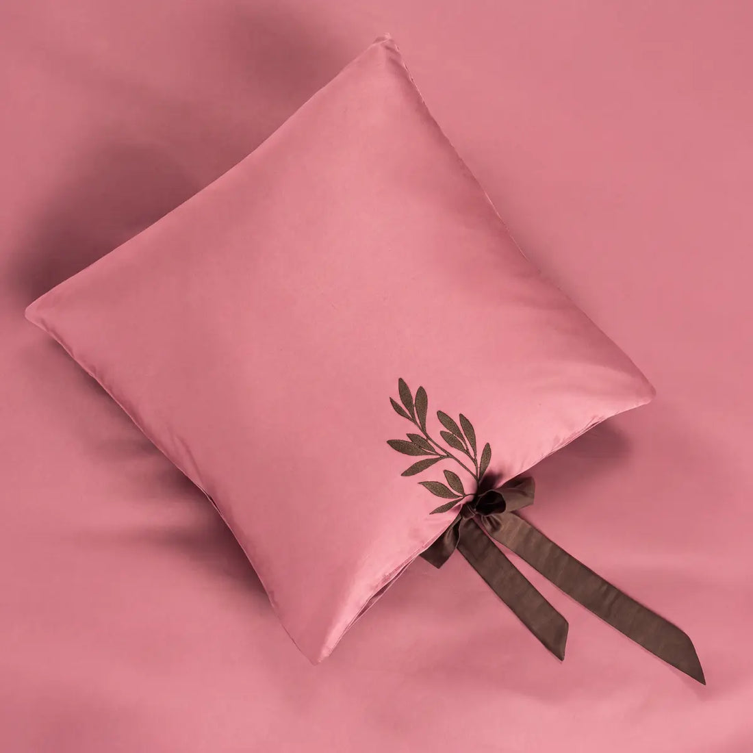 Lenjerie de pat 2 persoane Roz din Bumbac 100% satinat, brodată cu motive florale, personalizabilă – RAPUNZEL