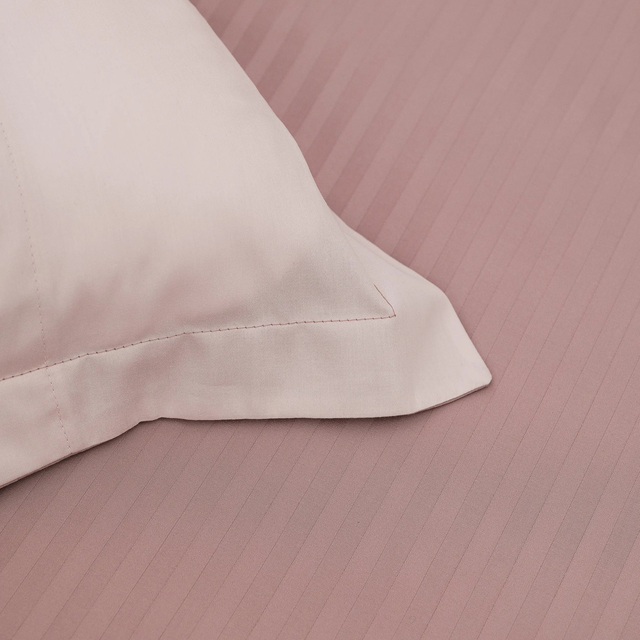 Lenjerie de pat 2 persoane Roz Pudrat din Bumbac 100% satinat dens cu dungi, personalizabilă – BLUSH STRIPES