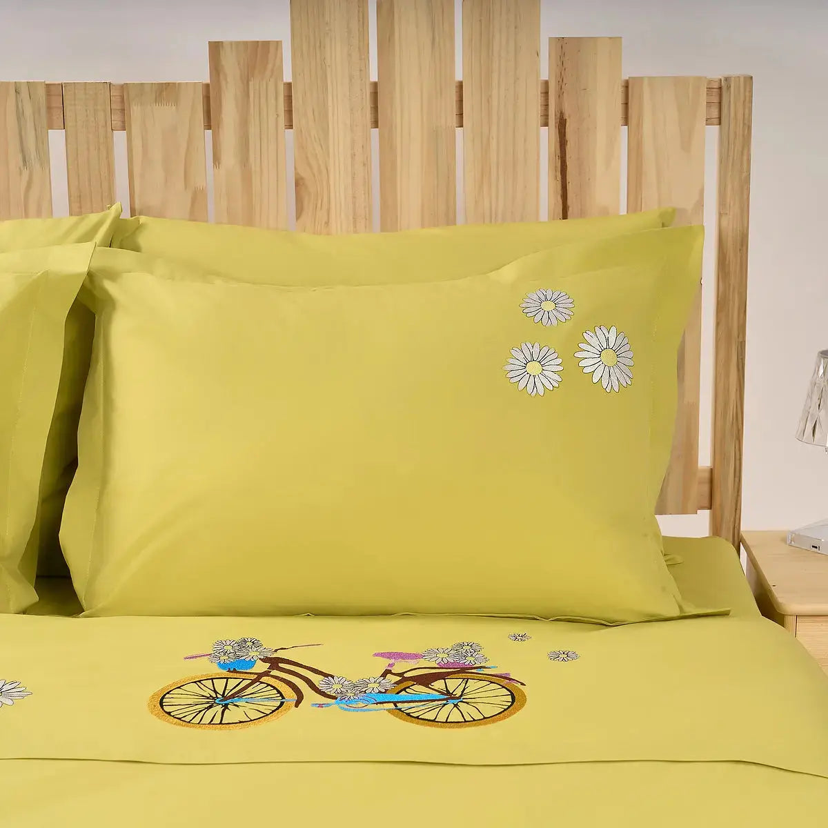 Detaliu broderie cu margarete pe lenjeria de pat Daisies din bumbac 100% natural