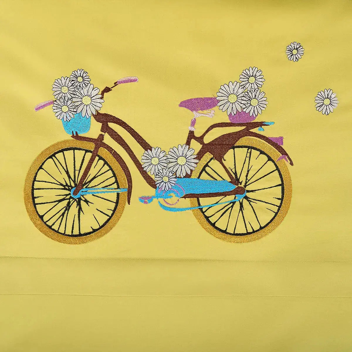 Detaliu broderie margarete pe lenjeria de pat Daisies din bumbac 100% natural