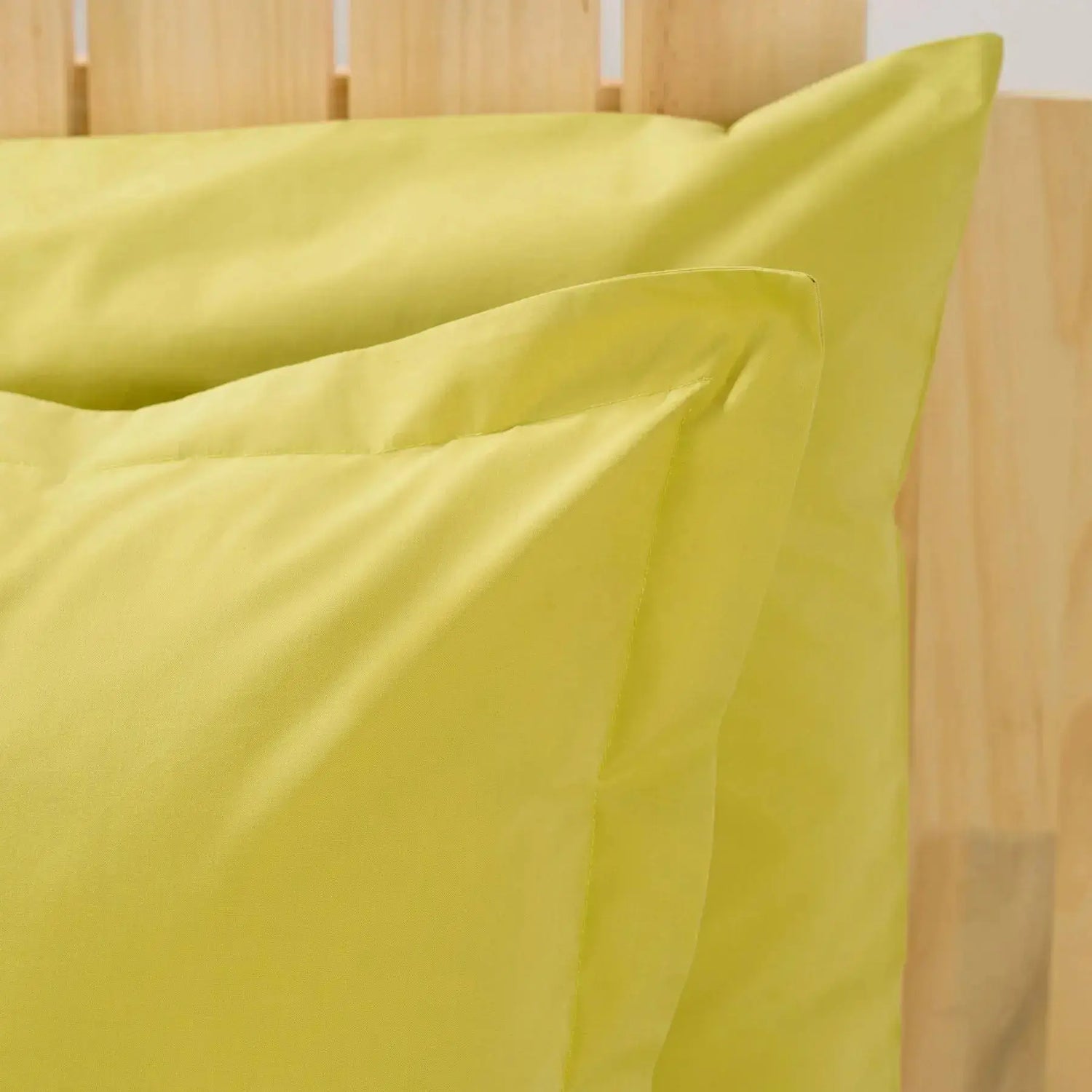 Lenjerie de pat simple green prezentată pe pat dublu, material bumbac natural