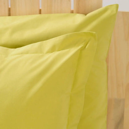 Lenjerie de pat simple green prezentată pe pat dublu, material bumbac natural