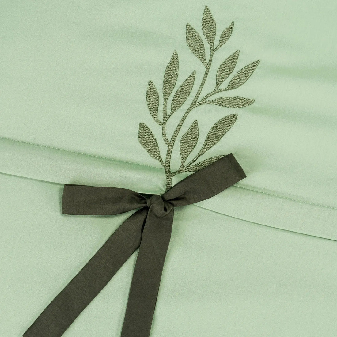 Lenjerie de pat 1 persoană Verde din bumbac satinat brodată cu motive florale, personalizabilă – TIANA CasaCrystal CasaCrystal