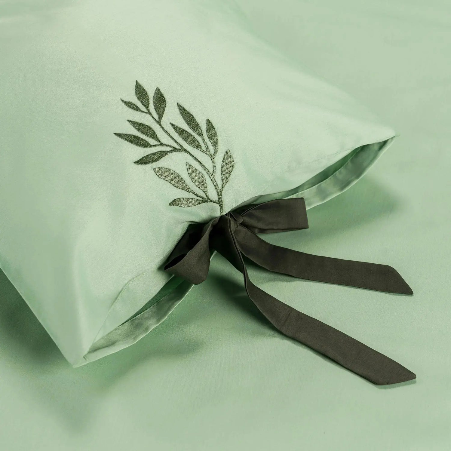 Lenjerie de pat 1 persoană Verde din bumbac satinat brodată cu motive florale, personalizabilă – TIANA CasaCrystal CasaCrystal