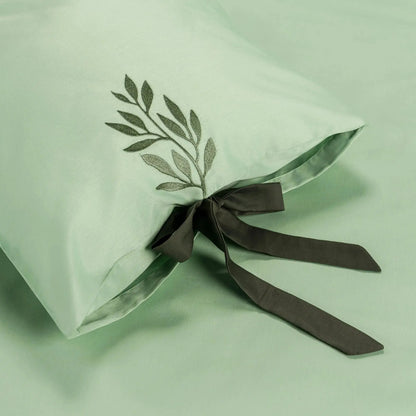 Lenjerie de pat 1 persoană Verde din bumbac satinat brodată cu motive florale, personalizabilă – TIANA CasaCrystal CasaCrystal