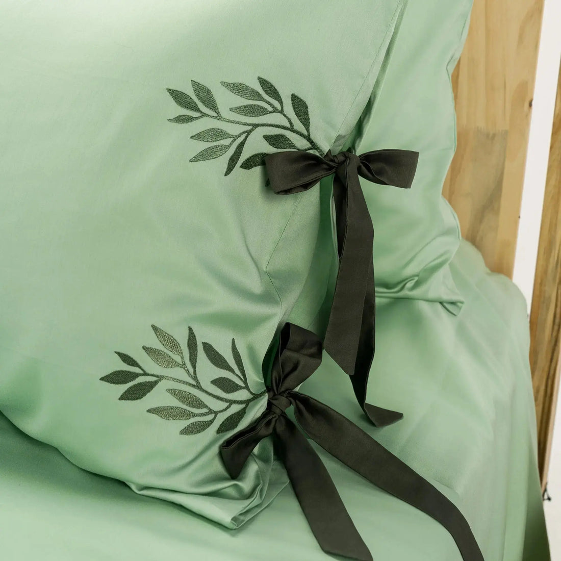 Lenjerie de pat 1 persoană Verde din bumbac satinat brodată cu motive florale, personalizabilă – TIANA CasaCrystal CasaCrystal