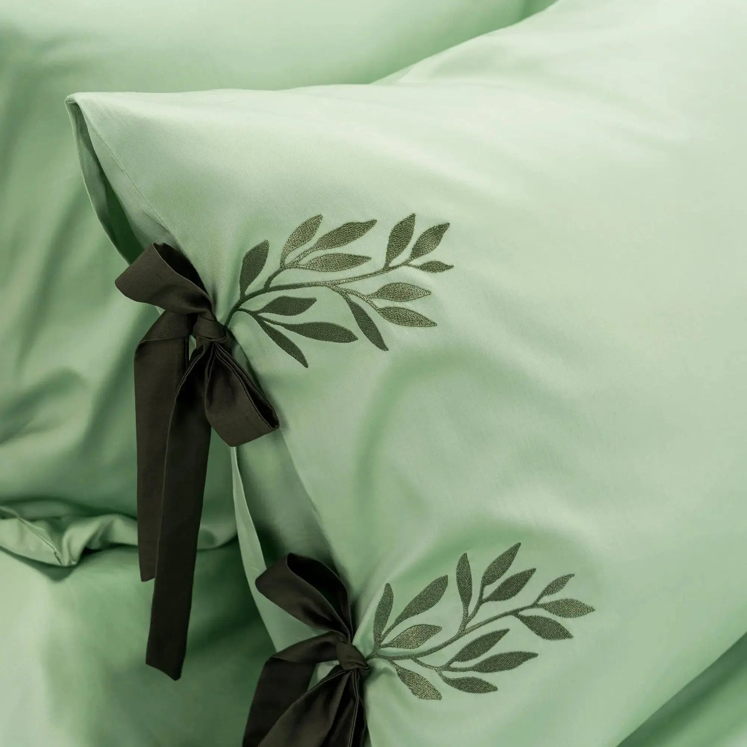 Lenjerie de pat 1 persoană Verde din bumbac satinat brodată cu motive florale, personalizabilă – TIANA CasaCrystal CasaCrystal