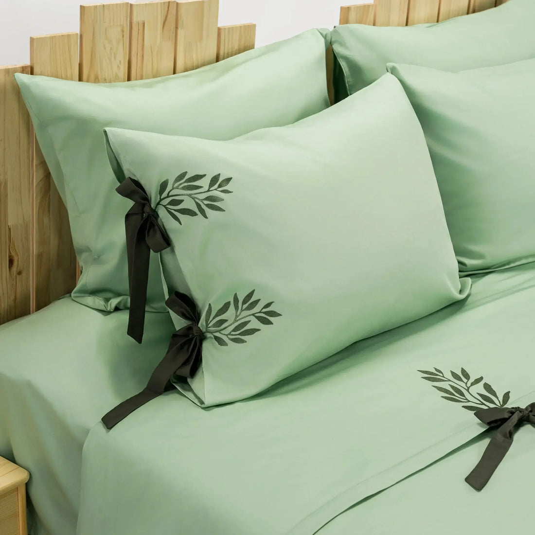 Lenjerie de pat 1 persoană Verde din bumbac satinat brodată cu motive florale, personalizabilă – TIANA CasaCrystal CasaCrystal