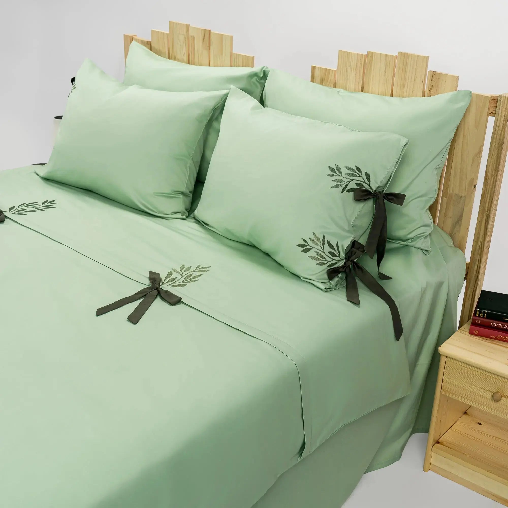 Lenjerie de pat 1 persoană Verde din bumbac satinat brodată cu motive florale, personalizabilă – TIANA CasaCrystal CasaCrystal