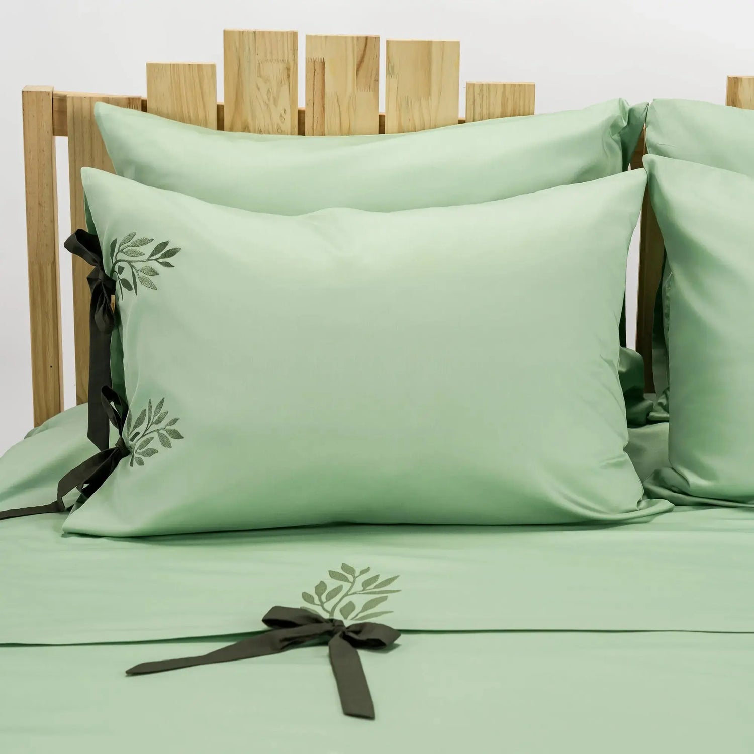 Lenjerie de pat 1 persoană Verde din bumbac satinat brodată cu motive florale, personalizabilă – TIANA CasaCrystal CasaCrystal