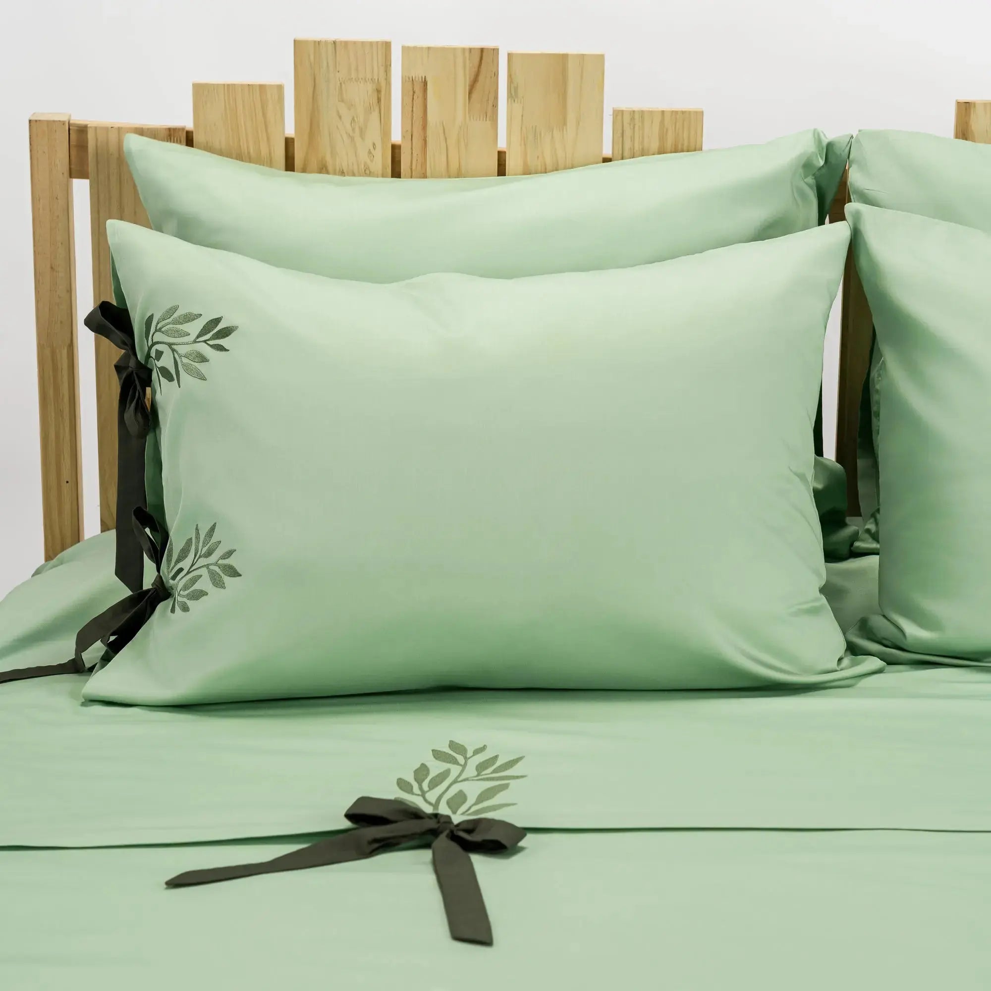 Lenjerie de pat 1 persoană Verde din bumbac satinat brodată cu motive florale, personalizabilă – TIANA CasaCrystal CasaCrystal