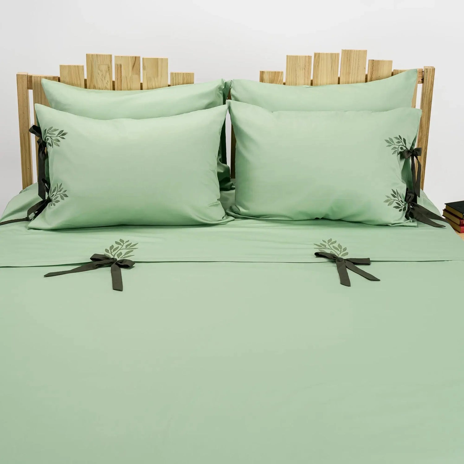 Lenjerie de pat 1 persoană Verde din bumbac satinat brodată cu motive florale, personalizabilă – TIANA CasaCrystal CasaCrystal