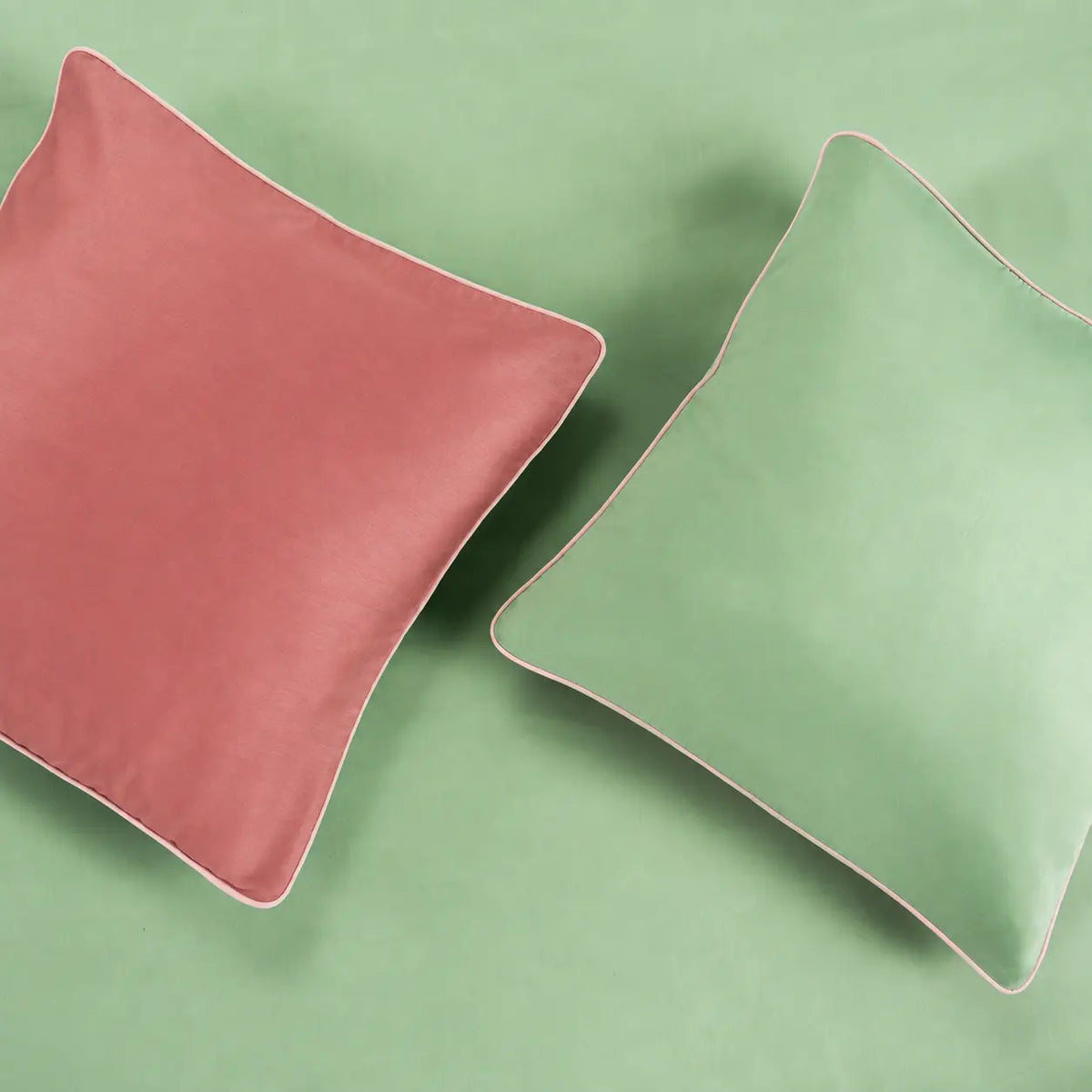 Lenjerie de pat 2 persoane Verde și Roz, cu două fețe, din Bumbac 100% satinat dens, personalizabilă – STRAWBERRY MATCHA