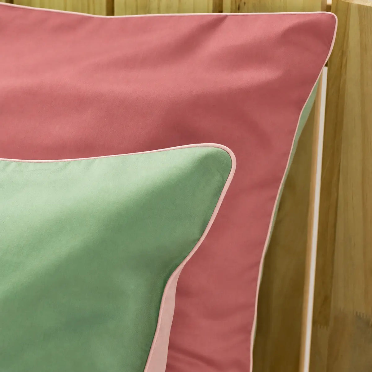 Lenjerie de pat 2 persoane Verde și Roz, cu două fețe, din Bumbac 100% satinat dens, personalizabilă – STRAWBERRY MATCHA