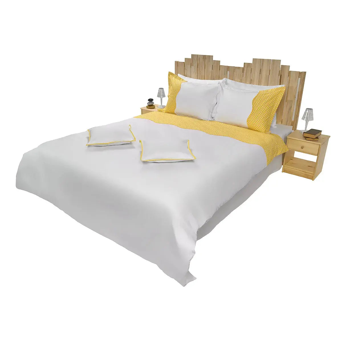 Lenjerie de pat Polka prezentată pe pat matrimonial, material bumbac natural