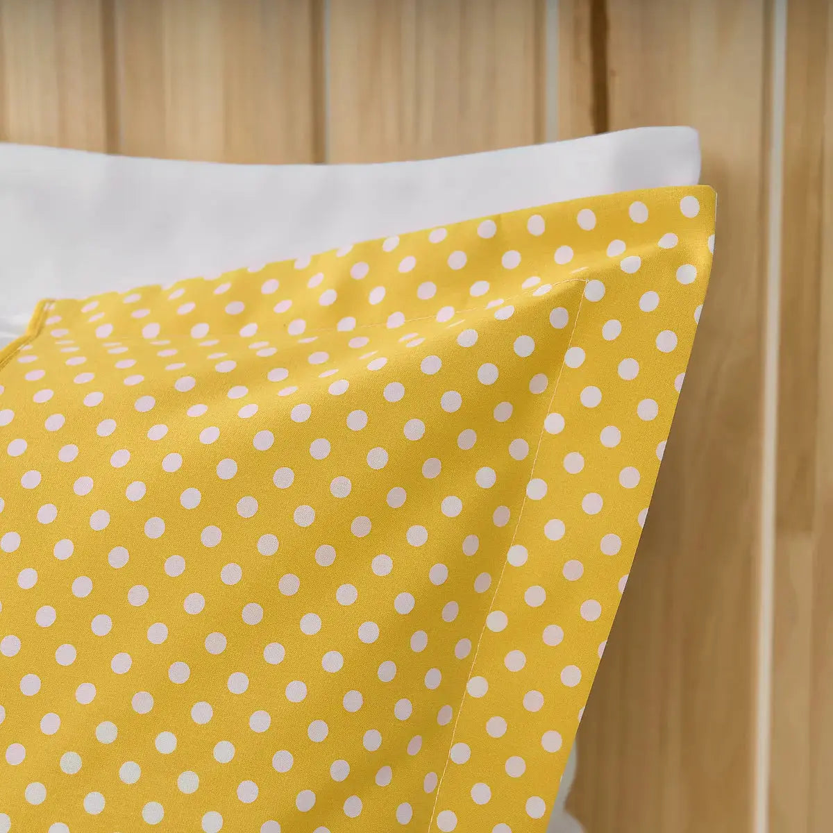 Textură fină din bumbac 100% natural pe lenjeria de pat Polka pentru dormitor