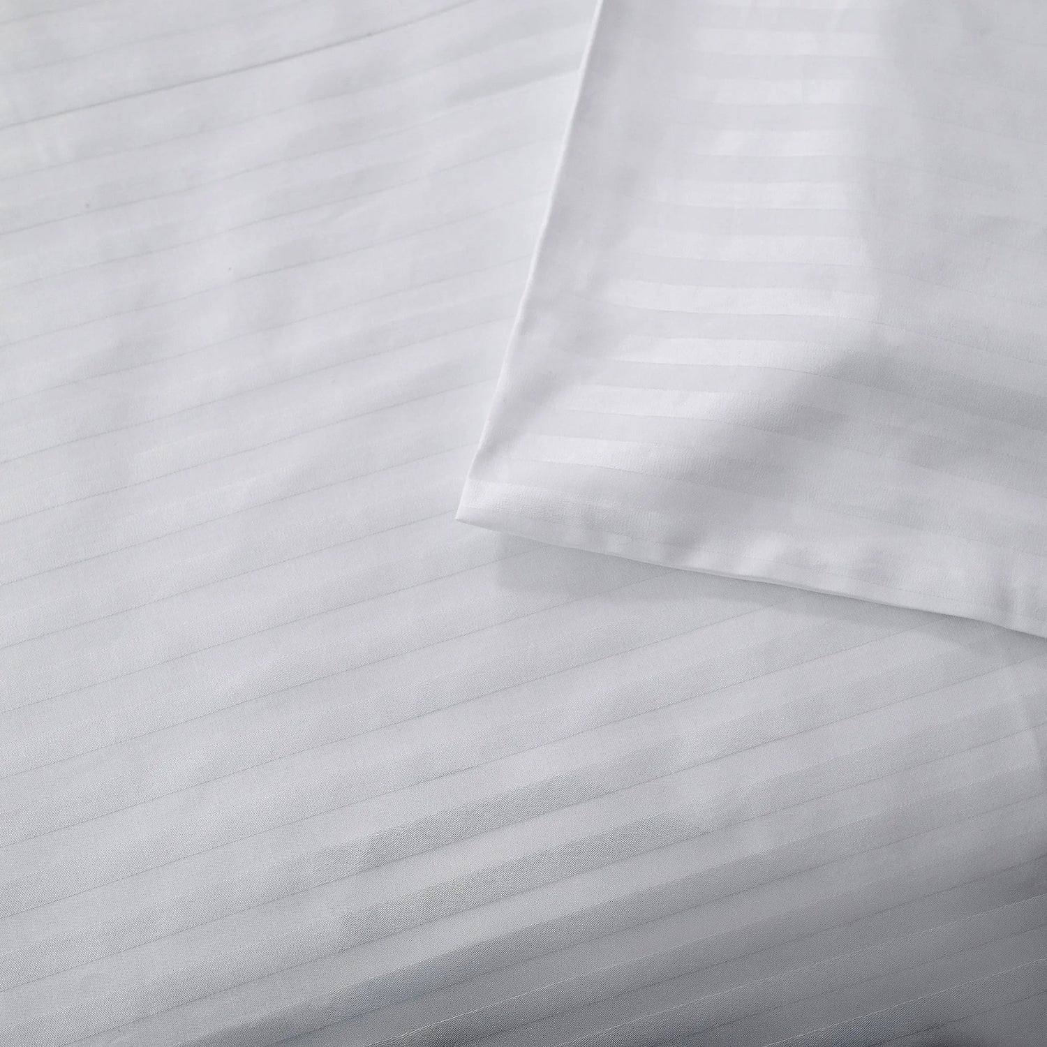 Lenjerie de pat 2 persoane Albă din Bumbac 100% satinat dens cu dungi, personalizabilă – WHITE STRIPES