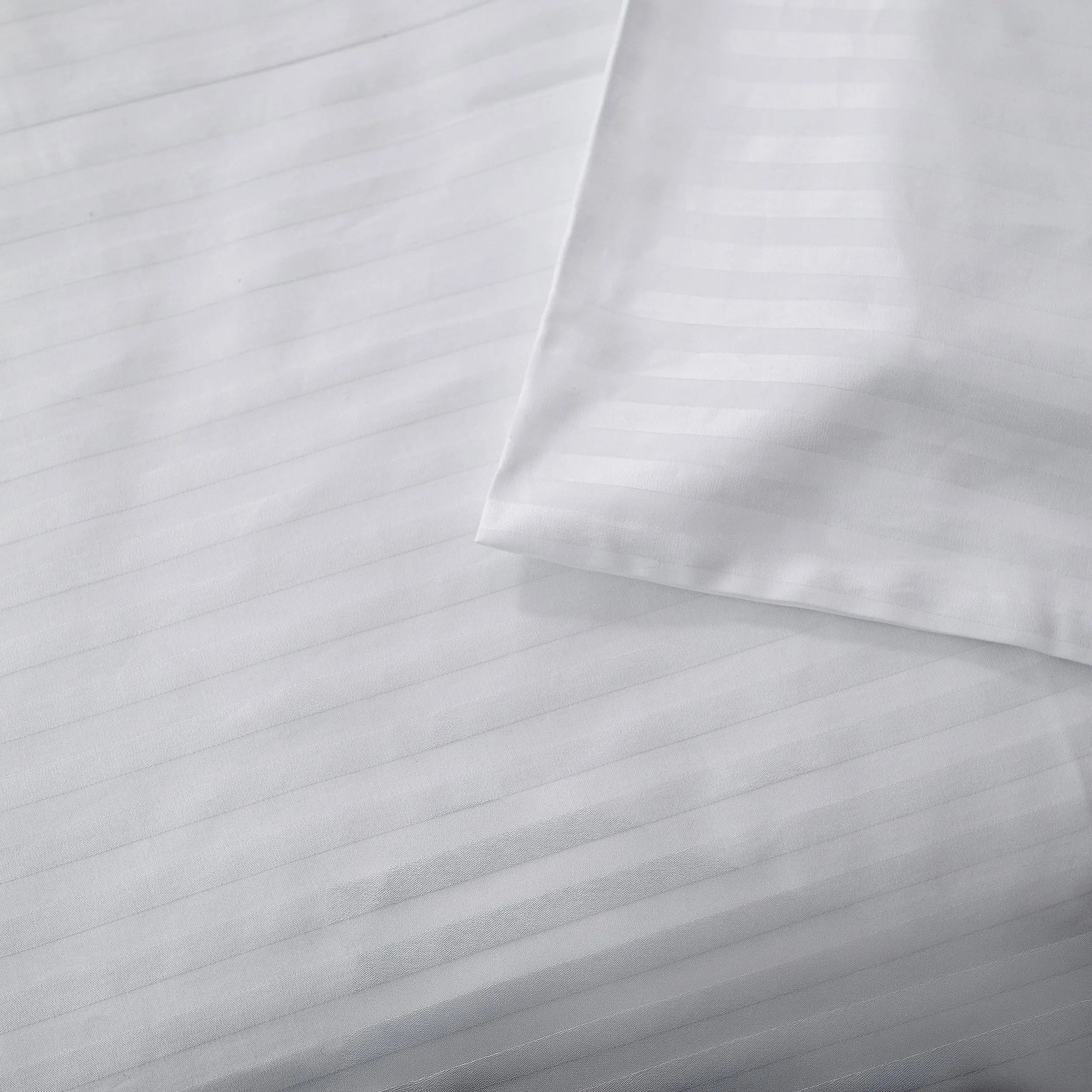 Lenjerie de pat 2 persoane Albă din Bumbac 100% satinat dens cu dungi, personalizabilă – WHITE STRIPES