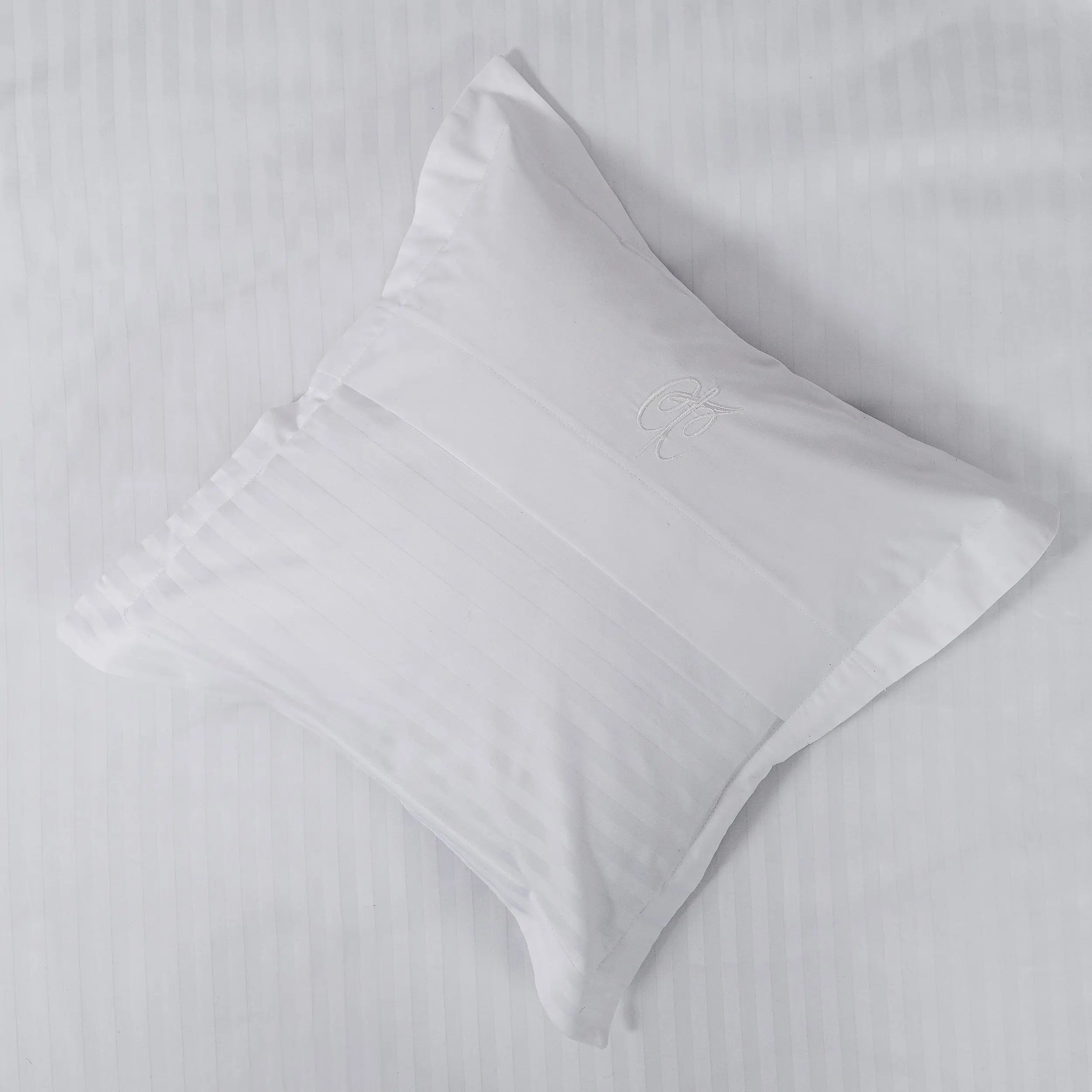 Lenjerie de pat 2 persoane Albă din Bumbac 100% satinat dens cu dungi, personalizabilă – WHITE STRIPES