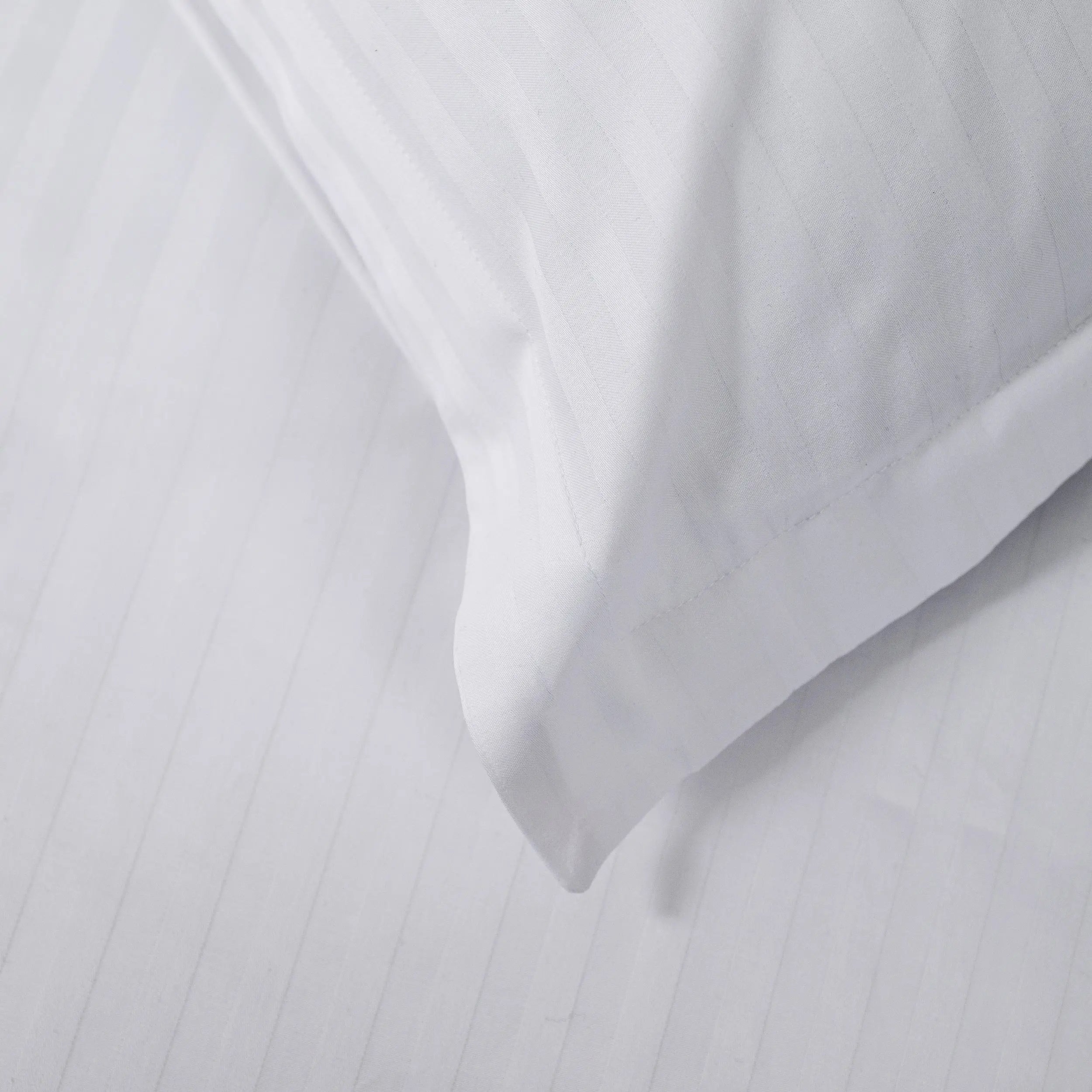 Lenjerie de pat 2 persoane Albă din Bumbac 100% satinat dens cu dungi, personalizabilă – WHITE STRIPES