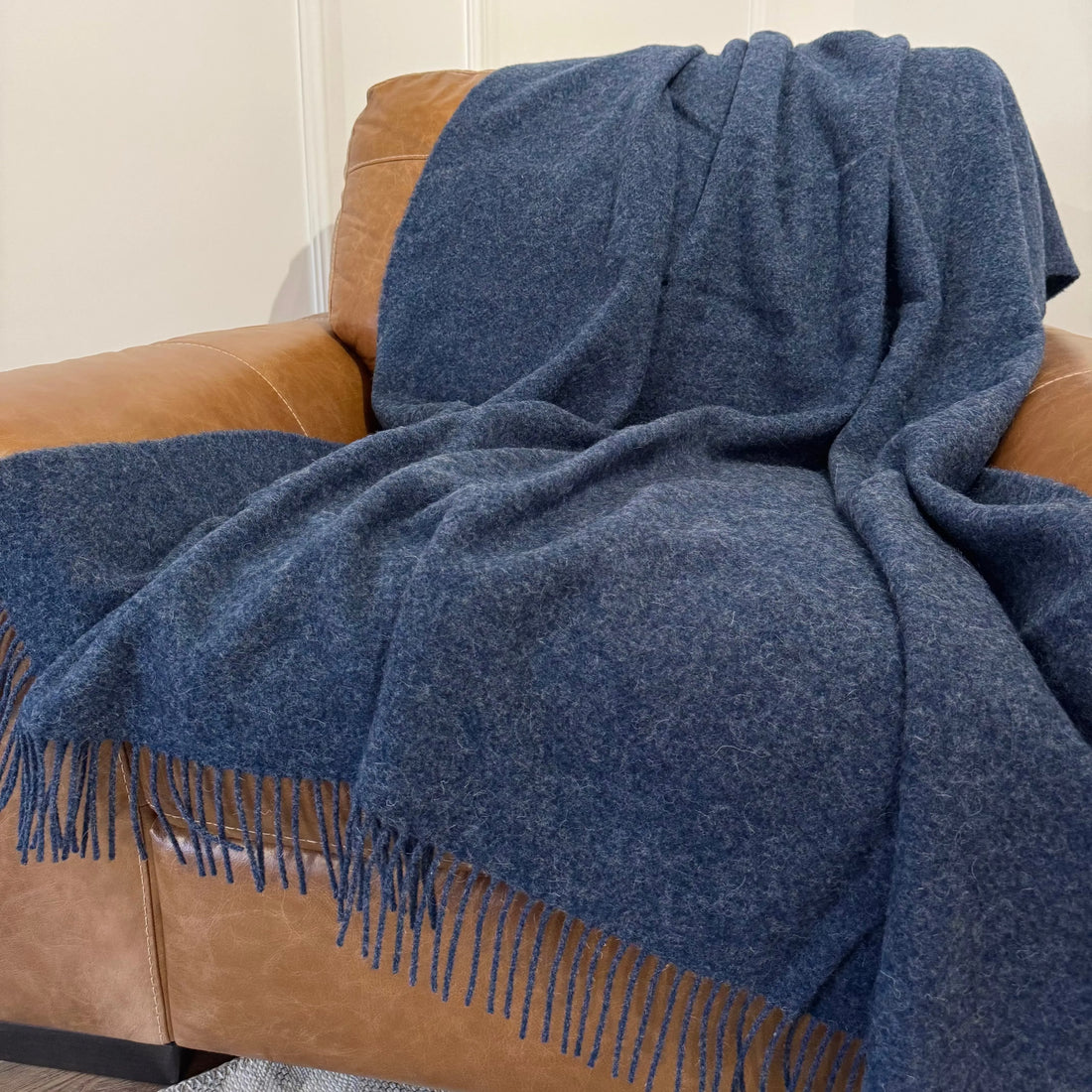 Pătură naturală de lână în nuanță bleumarin deschis