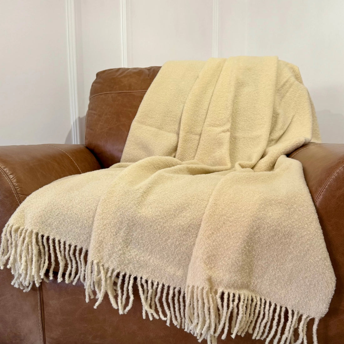 Pătură cu textură bouclé din lână și poliester, aspect modern și pufos