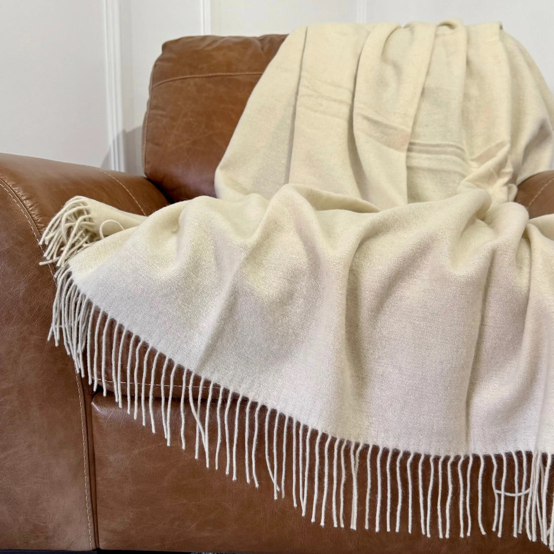 Pătură premium în nuanță crem deschis, ideală pentru decor scandinav sau romantic