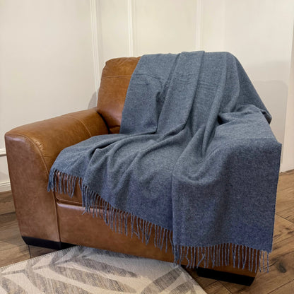 Detaliu cu textura fină a unei pături premium din lână