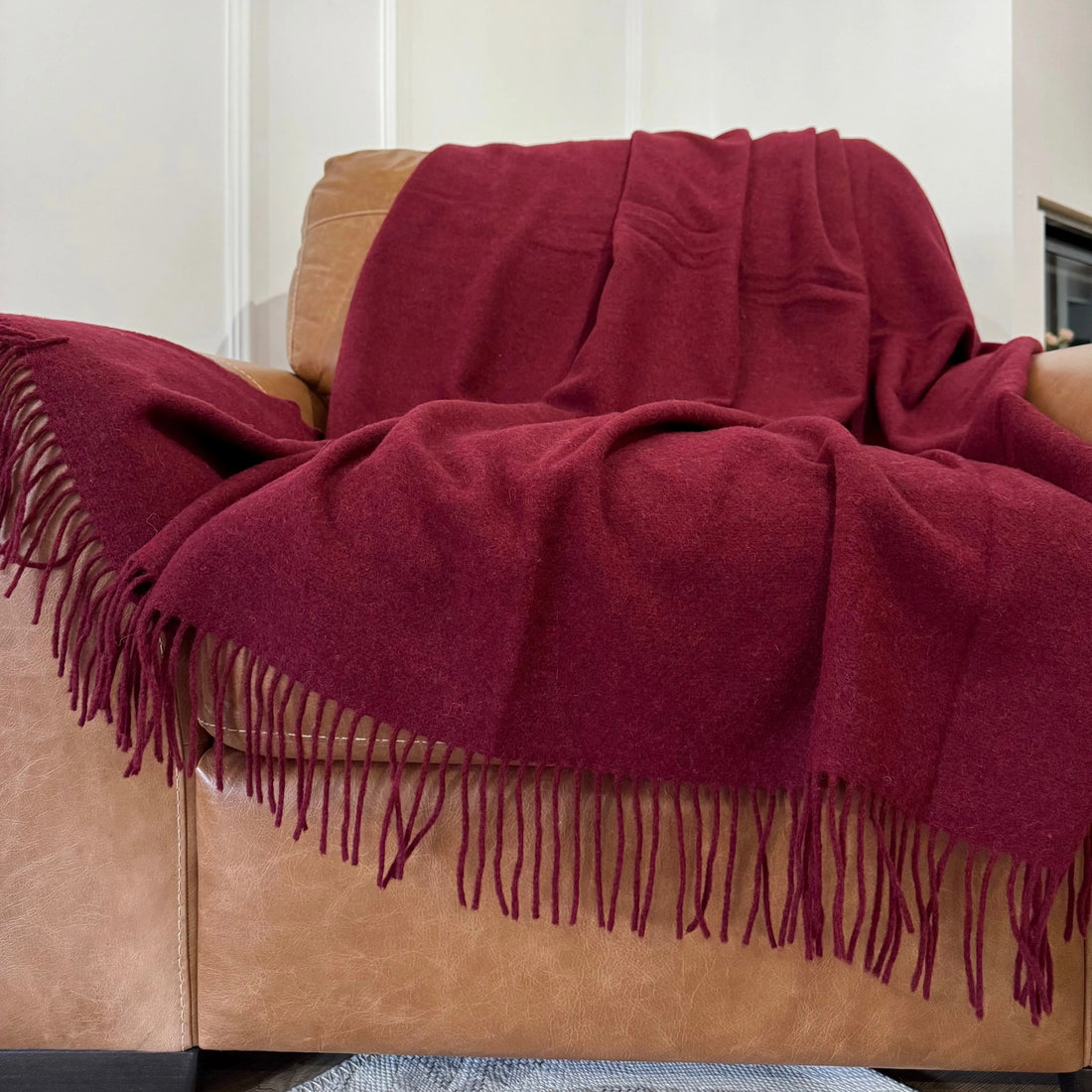 Imagine cu pătură vișiniu închis în decor cozy