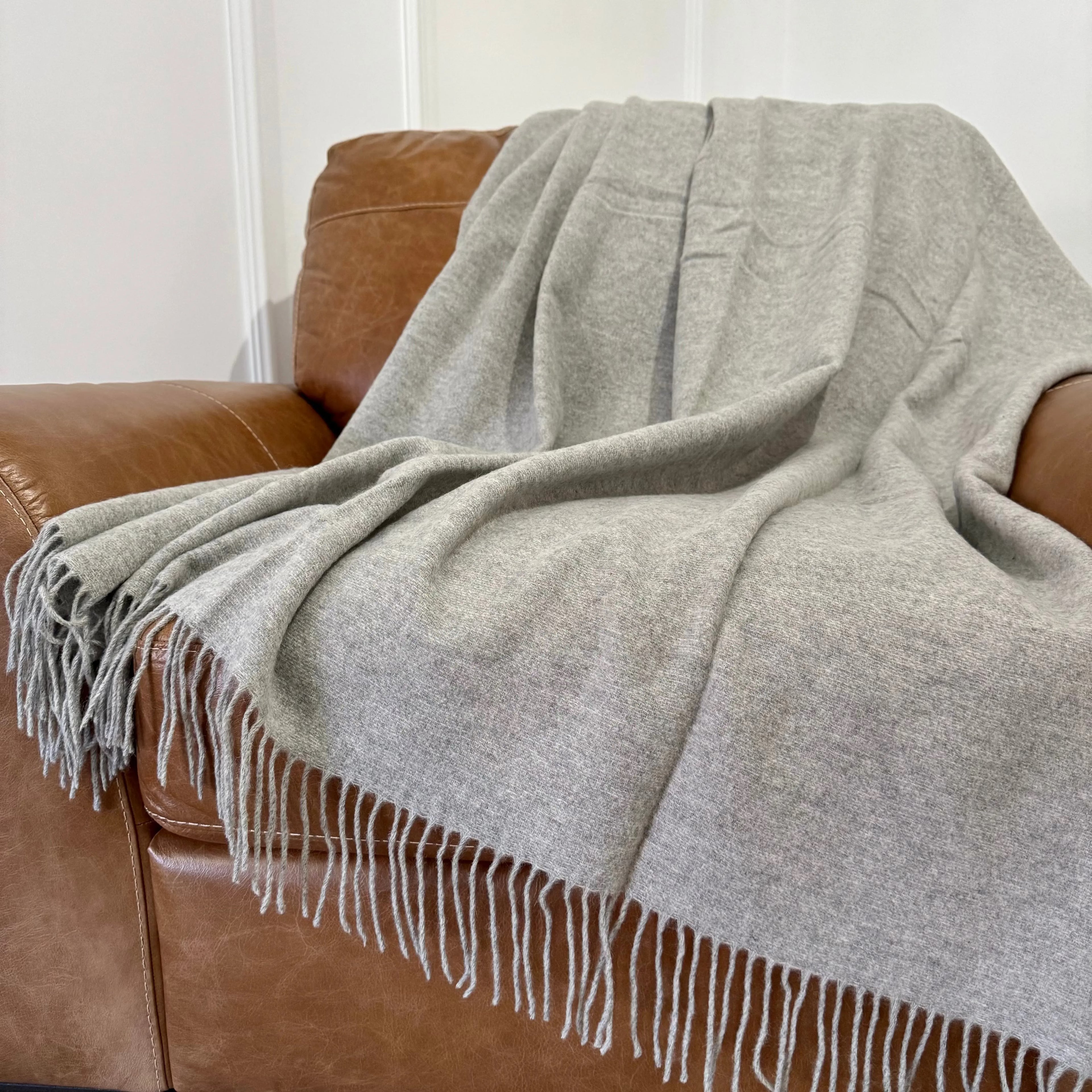 Accesoriu decorativ și termic în tonuri neutre, ideal pentru interioare moderne