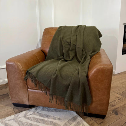 Pătură khaki elegantă din lână Merino pe fotoliu din piele