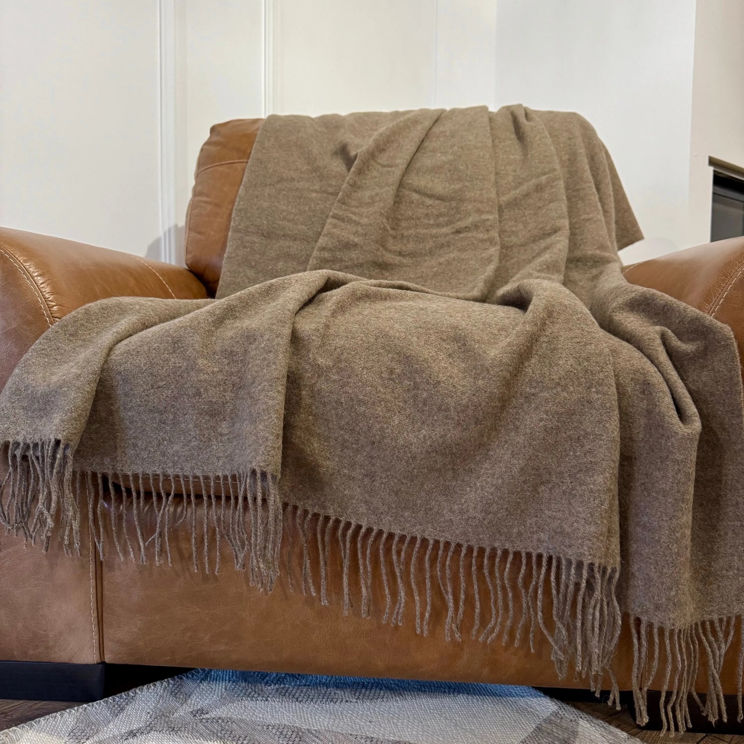 • Pătură elegantă double face, ideală pentru decor clasic sau rustic
