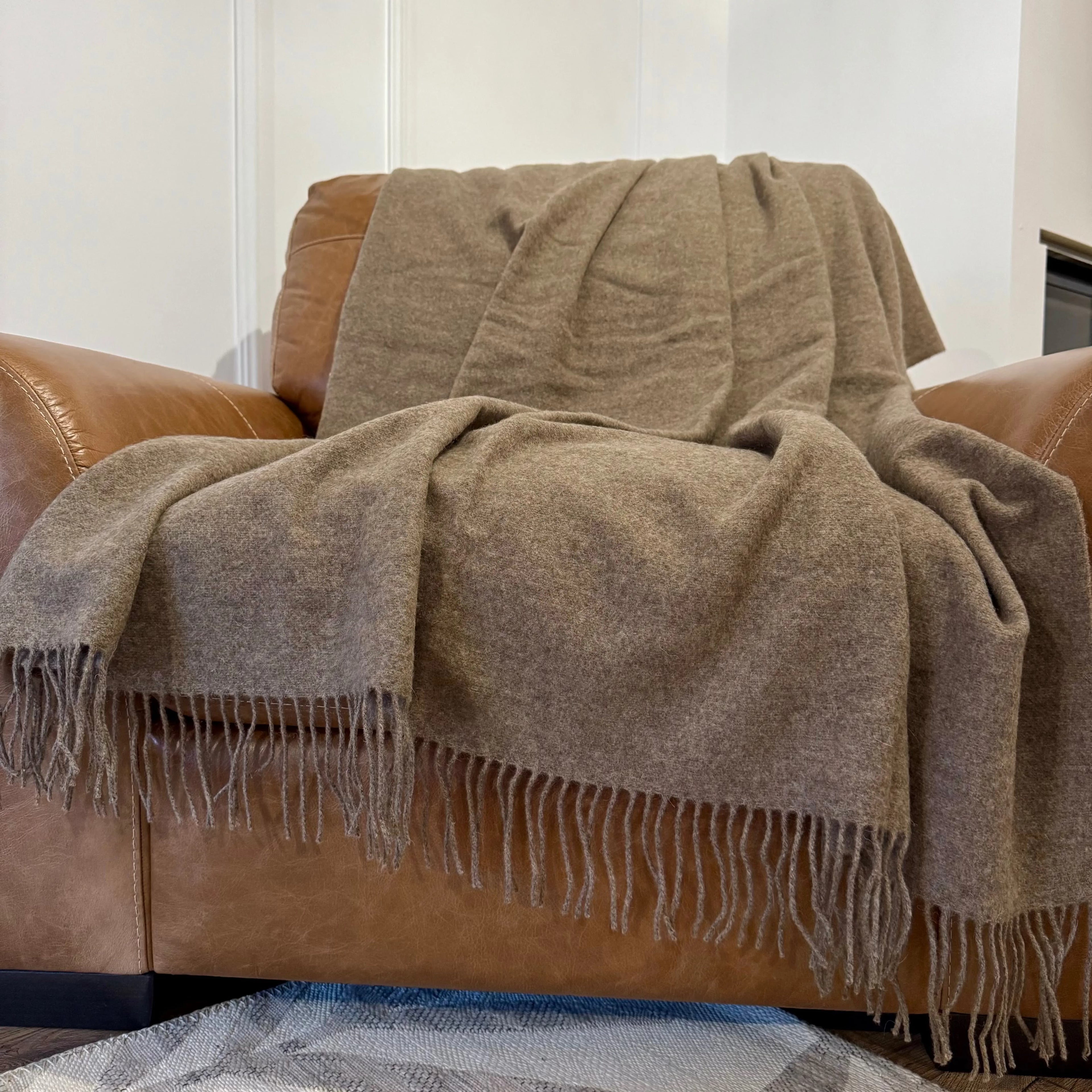 • Pătură elegantă double face, ideală pentru decor clasic sau rustic
