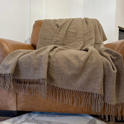 • Pătură elegantă double face, ideală pentru decor clasic sau rustic
