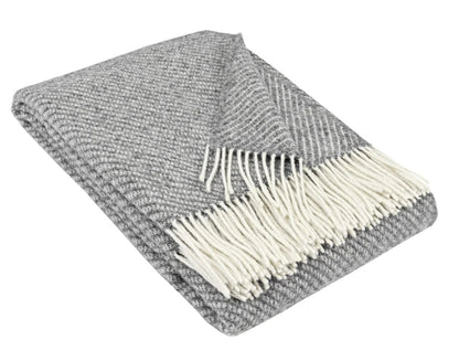 Pătură gri cu franjuri crem, perfectă pentru pat sau decor elegant de living