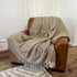 Pătură mare din lână naturală Zelandia, plasată pe fotoliu, perfectă pentru pat dublu
