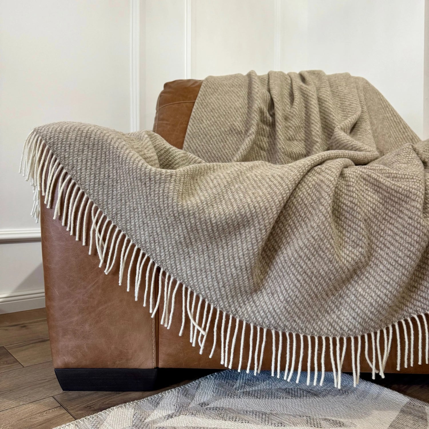 Pătură elegantă din 100% lână naturală, nuanță neutră, ideală pentru decor calm și natural