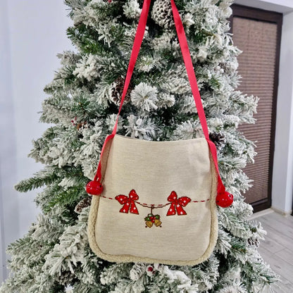 Geantă tradițională de Crăciun din gobelin, cu zurgălăi și panglică roșie, perfectă pentru micii colindători.