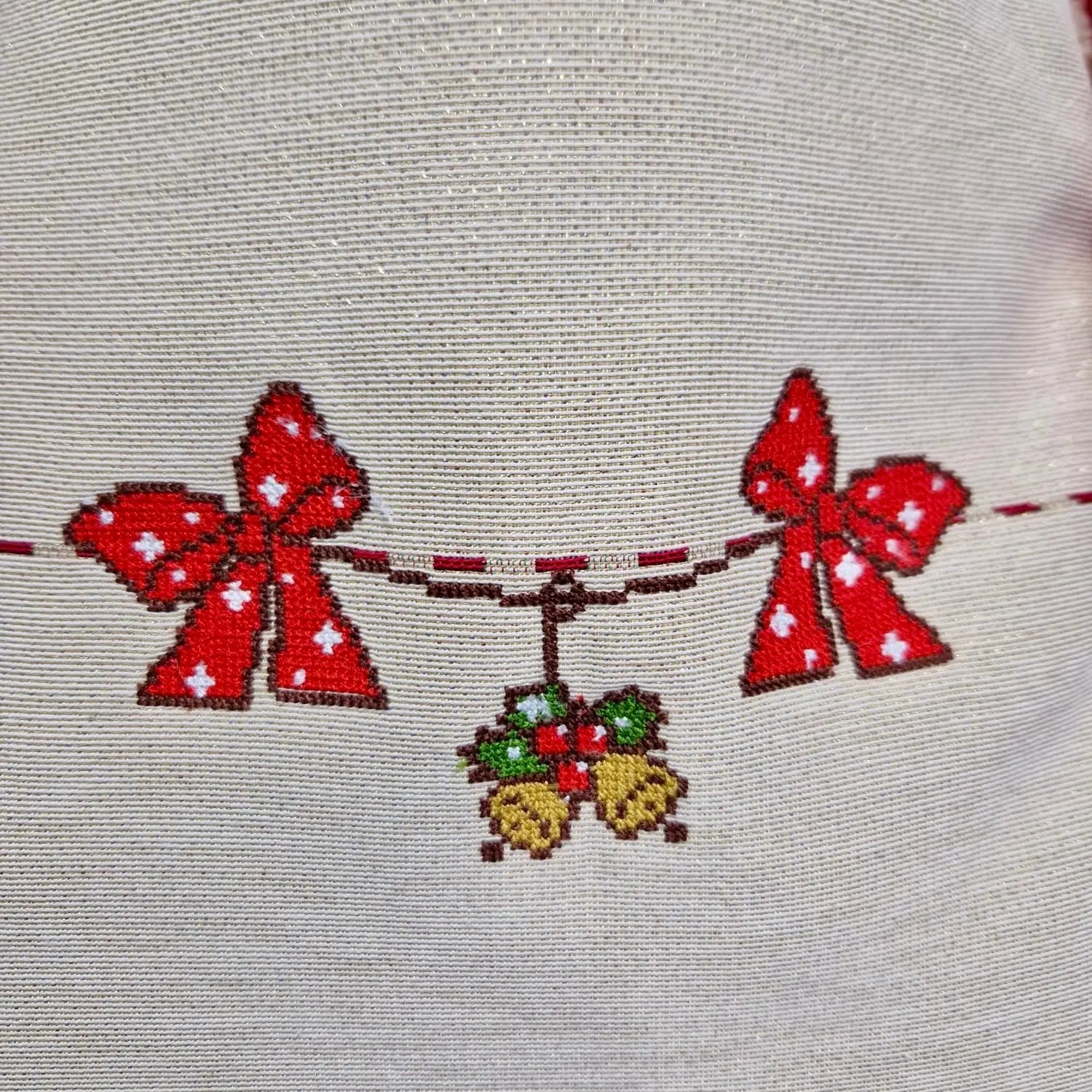 Detaliu broderie gobelin pe traistă de colindat, lucrată manual în România, design autentic.