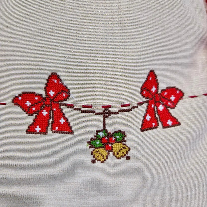 Detaliu broderie gobelin pe traistă de colindat, lucrată manual în România, design autentic.