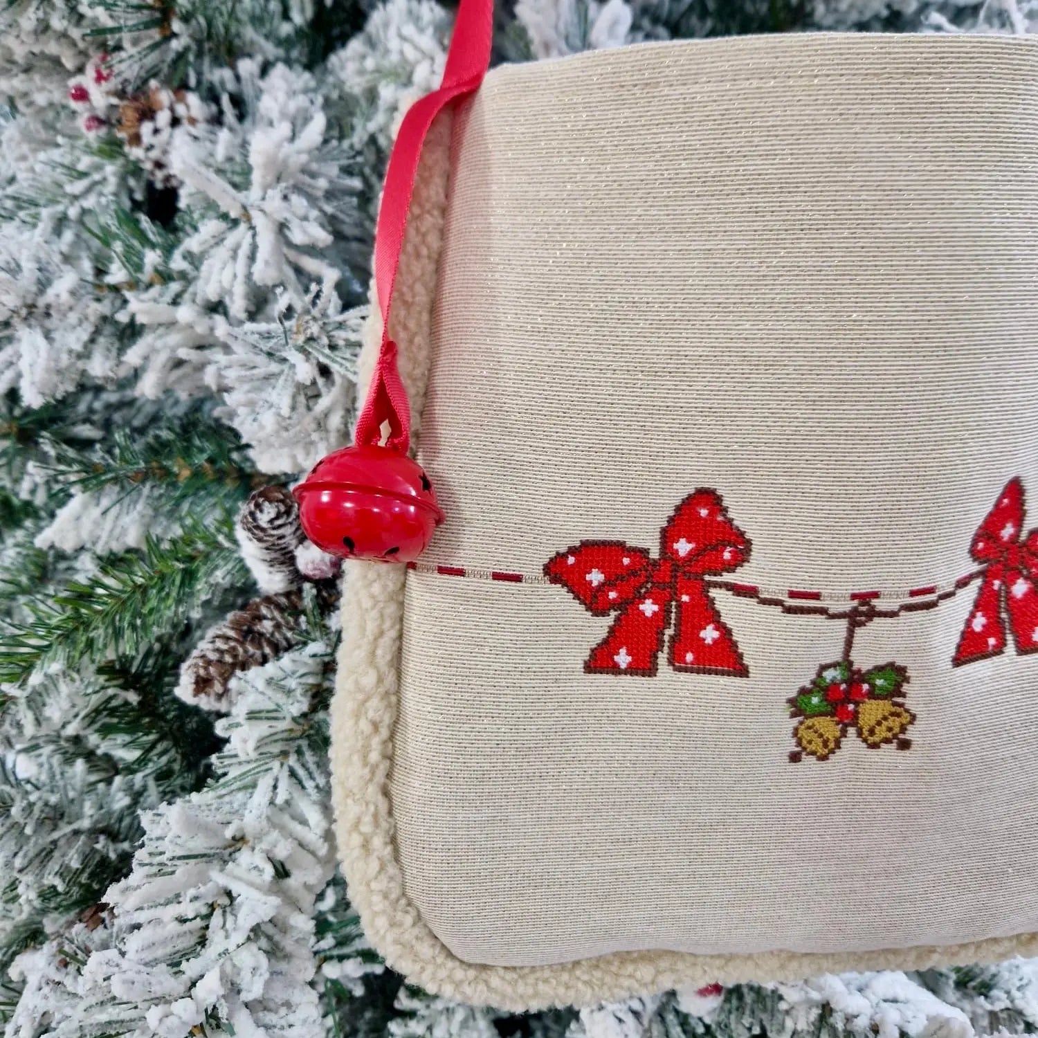 Traistă românească handmade din gobelin, creată în atelierul Casa Crystal, ideală ca dar tradițional.