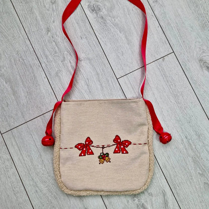 Traistă festivă pentru Crăciun, ideală pentru micii colindători sau ca parte din costum tradițional.