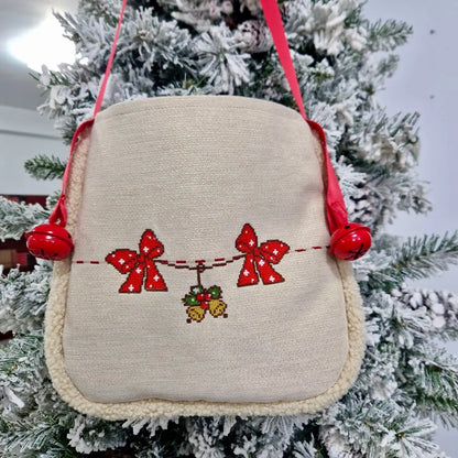 Traistă Casa Crystal pentru serbări de Crăciun, cu zurgălăi funcționali și broderie rezistentă.