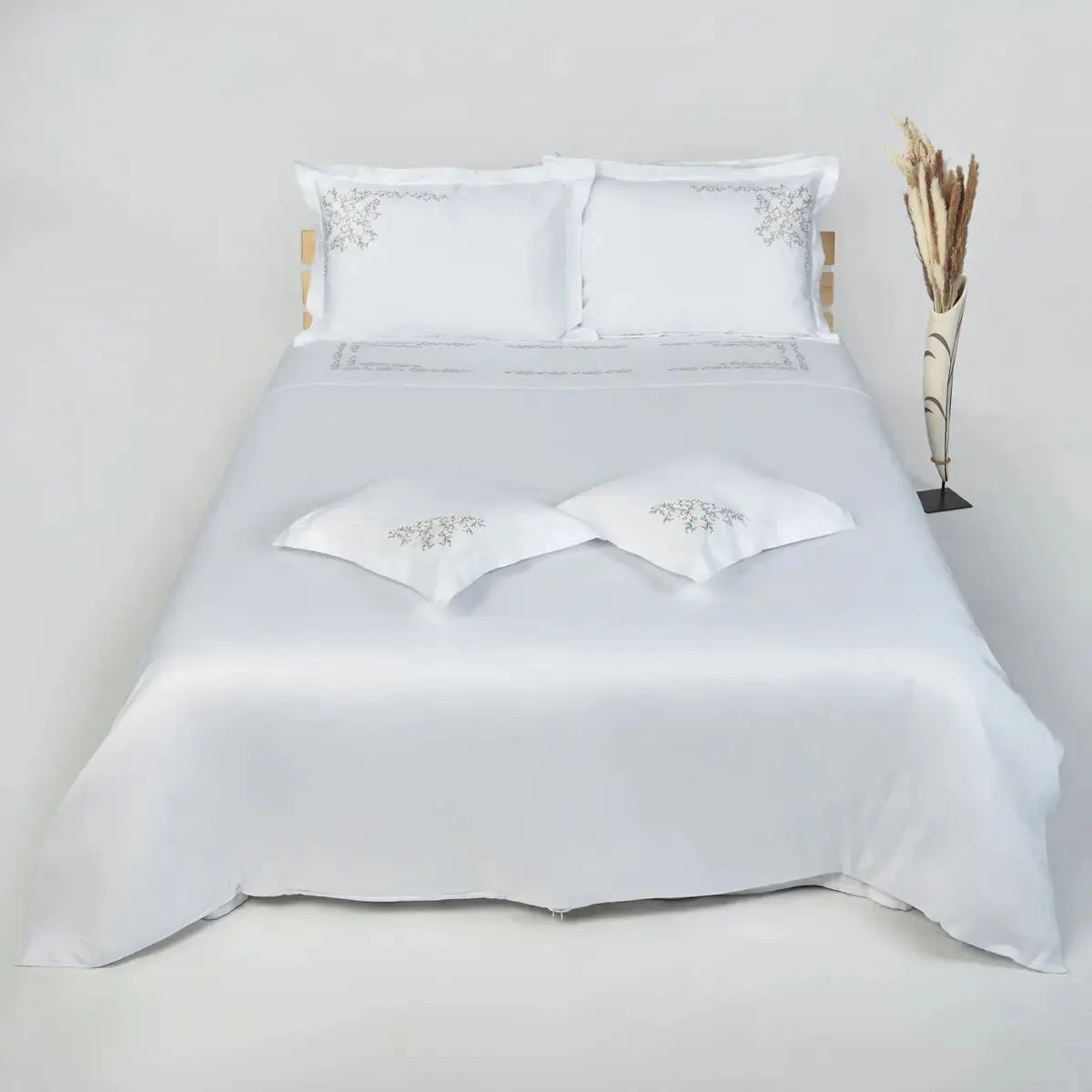 Lenjerie Dandy prezentată pe pat matrimonial, material natural și elegant