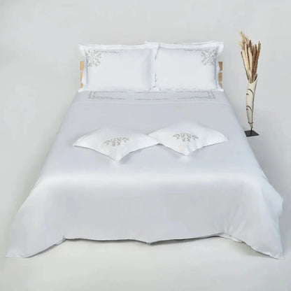 Lenjerie Dandy prezentată pe pat matrimonial, material natural și elegant