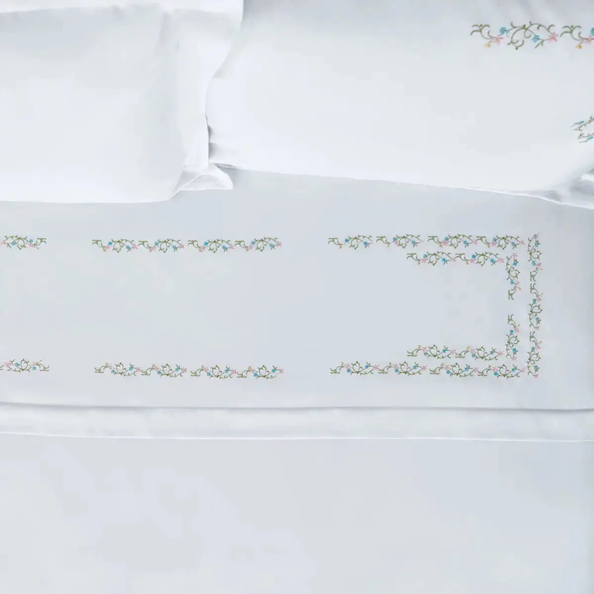 Textură fină a bumbacului natural pe lenjeria Dandy, ideală pentru somn confortabil