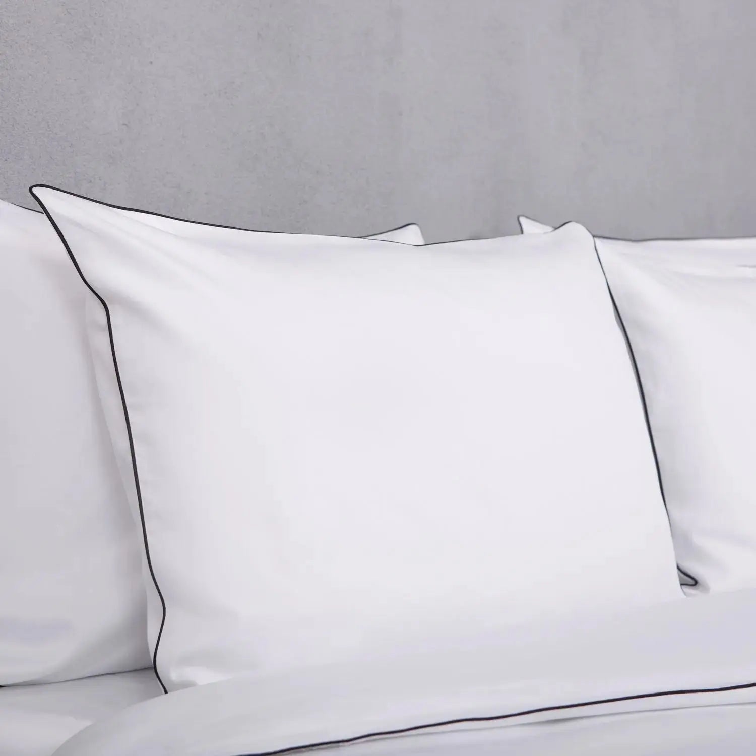 Detaliu țesătură albă din bumbac 100% natural pe lenjeria Elegant White