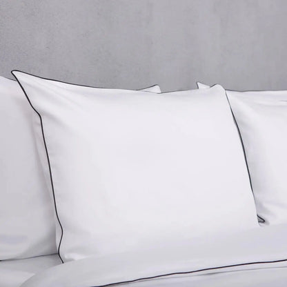 Detaliu țesătură albă din bumbac 100% natural pe lenjeria Elegant White